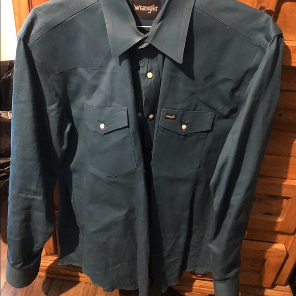 4 Wrangler Shirts, sold separately or buy 1 get 1 free. - Picture 4 of 4